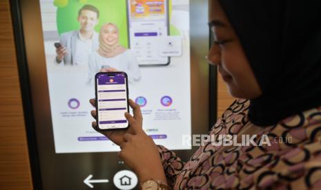 Seorang nasabah mengakses Muamalat Digital Islamic Network (DIN) di Jakarta, Kamis, (26/1/2023). Bank Muamalat memberikan kemudahan bagi calon jemaah haji melalui digitalisasi pendaftaran haji melalui Muamalat DIN.  Pendaftaran porsi haji kini bisa dilakukan secara daring melalui Muamalat DIN tanpa harus datang ke kantor cabang. Bank Muamalat juga telah melakukan sinkronisasi dengan aplikasi Haji Pintar milik Kementerian Agama Republik Indonesia sehingga pendaftaran hingga pelunasan biaya haji bisa dilakukan secara daring.