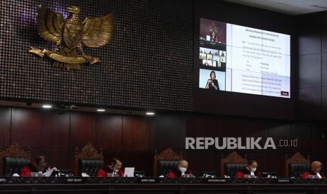 Ketua Majelis Hakim Mahkamah Konstitusi (MK) Anwar Usman (kedua kiri) memimpin jalannya sidang pengujian materiil UU Nomor 1 Tahun 1974 tentang Perkawinan.