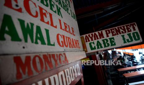 Pedagang makanan menanti pembeli di Pusat Jajanan Tenda Hijau, Karet, Jakarta, Kamis (2/4). Pembatasan aktivitas publik dan tutupnya sejumlah perkantoran dan pusat perbelanjaan di tengah pandemi Covid-19 berdampak langsung pada usaha kecil, seperti warung makan