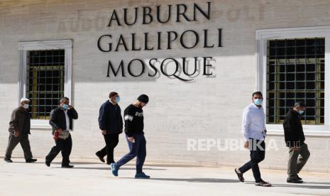  Anggota komunitas Muslim pergi setelah merayakan liburan Islam Idul Adha di Masjid Auburn Gallipoli di Sydney, Australia, 31 Juli 2020. New South Wales telah memberikan pengecualian bagi 400 orang untuk berkumpul di sebuah masjid di Sydney barat untuk merayakan Idul Fitri Idul Adha adalah yang paling suci dari dua hari libur Muslim yang dirayakan setiap tahun, itu menandai ziarah tahunan Muslim (Haji) untuk mengunjungi Mekah, tempat paling suci dalam Islam. Muslim menyembelih hewan kurban dan membagi daging menjadi tiga bagian, satu untuk keluarga, satu untuk teman dan kerabat, dan satu untuk orang miskin dan yang membutuhkan.