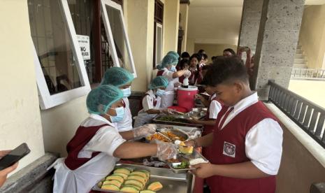 sdn-14-denpasar-uji-coba-mbg-prasmanan-latih-kemandirian-siswa