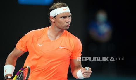 Rafael Nadal dari Spanyol bereaksi selama pertandingan perempat final tunggal putra melawan Stefanos Tsitsipas dari Yunani pada Hari ke 10 Australia Terbuka di Melbourne Park di Melbourne, Australia, 17 Februari 2021.