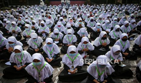 Sejumlah santri mengikuti kegiatan doa Istighosah di Pondok Pesantren An-Nuqthah, Kota Tangerang, Banten, Kamis (22/10/2020). Kegiatan tersebut digelar untuk memperingati Hari Santri Nasional dengan tema 