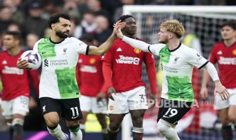 Pemain Liverpool Mohamed Salah melakukan selebrasi seusai mencetak gol pada pertandingan sepak bola Liga Premier Inggris antara Manchester United dan Liverpool di stadion Old Trafford, Manchester, Ahad (7/4/2024). Pertandingan berakhir imbang 2-2. Gol MU dicetak Bruno Fernandes di menit ke-50 dan Kobbie Mainoo menit ke-67. Sementara itu Liverpool mencetak gol lewat Luis Diaz menit ke-23 dan Mohamed Salah menit ke-84.