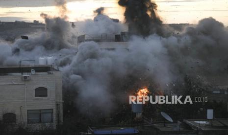 Pasukan Israel menghancurkan rumah warga Palestina.