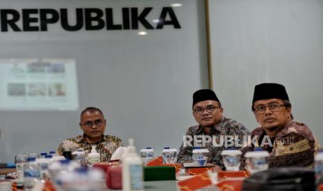 Pemimpin Redaksi Republika Irfan Junaidi (kiri) saat menerima kunjungan dari Sekretaris Umum PP Persis Haris Muslim (tengah) dan Wakil Sekretaris Umum PP Persis Aay Muhammad Furkon (kanan) di kantor Republika, Jakarta, Kamis (15/9/2022). Kunjungan tersebut membahas tentang persiapan Muktamar Persis XVI yang mengangkat tema Transformasi Gerakan Dakwah Persis Untuk Mewujudkan Islam Rahmatan Lil alamiin dalam Bingkai NKRI. Republika/Thoudy Badai