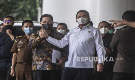 Jaksa Agung ST Burhanuddin (kanan) melakukan salam komando saat menerima kedatangan Menteri BUMN Erick Thohir (ketiga kiri) di Gedung Menara Kartika Adhyaksa, Komplek Perkantoran Kejaksaan Agung, Jakarta, Selasa (11/1/2022). Kedatangan Menteri BUMN Erick Thohir tersebut untuk melaporkan beberapa kasus terkait maskapai Garuda Indonesia.