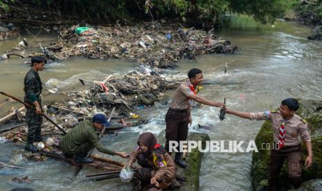 Peringati Hari Lingkungan Hidup, Puluhan Pelajar Bersihkan Sampah di Sungai Cibanten