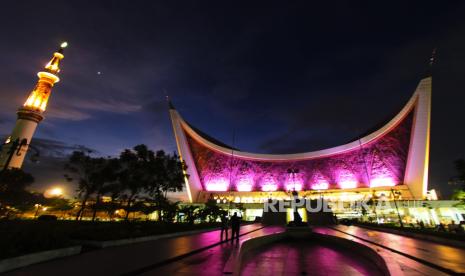 Masjid Raya Sumatera Barat Menang Desain Masjid Terbaik Dunia. Suasana Masjid Raya Sumbar di Kecamatan Padang Utara, Kota Padang, Sumatera Barat, Rabu (24/11/2021).  Masjid ini mampu menampung sekitar 20.000 jemaah yang terdiri dari 3 lantai. Alih-alih memiliki kubah, masjid kebanggaan warga Sumbar ini memiliki desain mirip rumah gadang.