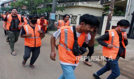 Sejumlah pelanggar aturan penggunaan masker dihukum lari sejauh 800 meter saat digelar operasi yustisi protokol kesehatan di Serpong, Tangerang Selatan, Banten, Rabu (16/9/2020). Operasi gabungan TNI, Polri, Dishub dan Satpol PP ini bertujuan untuk meningkatkan disiplin dan penegakan hukum pelanggar protokol kesehatan dalam upaya pencegahan penyebaran COVID-19.