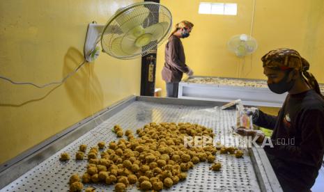 Pekerja mengemas makanan olahan berbahan dasar ikan tuna dan nila di Kampung Kertasari, Kabupaten Ciamis, Jawa Barat, Senin (22/2). Industri harus meningkatkan porsi kredit ke UMKM menjadi 30 persen.