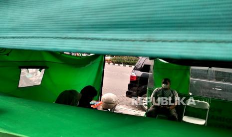 Wisatawan memanfaatkan layanan vaksinasi Covid-19 booster di Posko Kesehatan Tempat Khusus Parkir (TKP) Abu Bakar Ali, Yogyakarta, Selasa (27/12/2022). Posko Kesehatan Dinkes Kota Yogyakarta ini selain untuk pelayanan kesehatan darurat juga melayani vaksinasi Covid-19 wisatawan saat Libu Nataru 2022/2023. Setiap hari sebanyak 60 dosis vaksin Pfizer disiapkan untuk masyarakat. Tiga titik posko kesehatan di Tugu Pal Putih, TKP ABA, dan Titik Nol Yogyakarta disiapkan untuk layanan vaksinasi Covid-19 wisatawan.