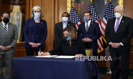 Ketua DPR Nancy Pelosi menandatangani dokumen pemakzulan terhadap Presiden Donald Trump di Capitol Hill, di Washington, Rabu (13/1). DPR Amerika Serikat memutuskan untuk memakzulkan Presiden Donald Trump, atas hasutan pemberontakan dalam kerusuhan yang terjadi di gedung Capitol Hill pekan lalu. Pemakzulan itu menjadikan Trump sebagai presiden pertama dalam sejarah AS, yang dimakzulkan sebanyak dua kali.