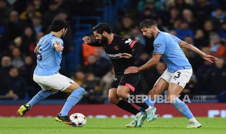 Pemain Sevilla Isco (tengah).