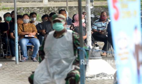 Warga menunguu antrean rapid diagnostic test (RDT) lanjutan pengunjung Indogrosir di GOR Pangukan, Sleman, Selasa (19/5). Peserta RDT lanjutan adalah para pengunjung yang hasil nonreaktif pada rapid test sebelumnya