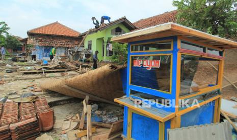 Sejumlah warga memperbaiki rumah yang rusak akibat angin puting beliung di desa Slangit, Kecamatan Klangenan, Kabupaten Cirebon, Jawa Barat, Ahad (3/1/2021). Angin puting beliung yang terjadi pada Sabtu (2/1) sore itu menyebabkan sedikitnya 275 rumah warga mengalami kerusakan. 