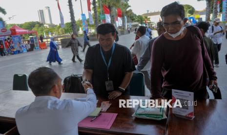 Warga membayar zakat fitrah di Unit Pelayanan Zakat (UPZ) Masjid istiqlal, Jakarta, Selasa. (18/3/2025). Pada bulan suci Ramadhan, selurih umat muslim yang mampu wajib mengeluarkan zakat fitrah sebesar 2,5 hingga 3 kilogram bahan makanan pokok per orang atau di Indonesia biasanya berupa beras atau uang dengan nominal yang sama. Sementara, untuk di masjid Istiqlal, besaran zakat per orang senilai Rp50 ribu per orang atau menggunakan beras dengan harga yang sama. 