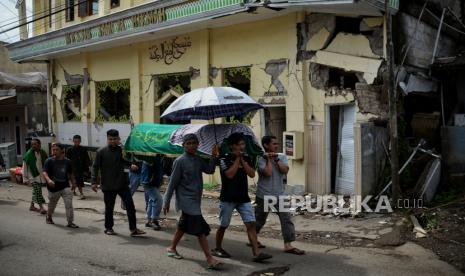 Warga menggotong jenazah korban gempa Cianjur.