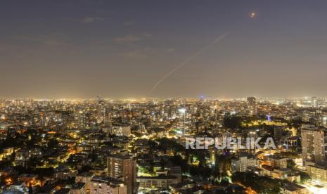 Sistem pertahanan udara Israel Iron Dome saat menghalau serangan dari Jalur Gaza.