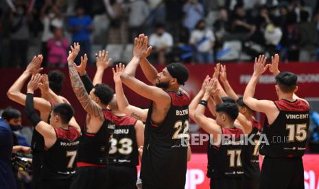 Para pemain tim nasional basket putra Indonesia menyapa para suporter usai mengalahkan tim nasional Arab Saudi dalam babak penyisihan Grup A FIBA Asia Cup 2022 di Istora Gelora Bung Karno, Senayan, Jakarta, Selasa (12/7/2022). Indonesia menang atas Arab Saudi dengan skor 80-54.  