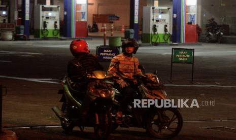 Pengendara motor berhenti setelah mengetahui BBM jenis Pertalite dan Pertamax kosong di SPBU 34-16117, Pasir Mulya, Kota Bogor, Jawa Barat, Kamis (11/8/2022). SPBU di wilayah Bogor mengalami kelangkaan BBM jenis Pertalite dan Pertamax akibat belum datangnya pasokan dari Pertamina. Republika/Putra M. Akbar