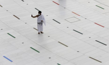 ILUSTRASI Jamaah mengambil gambar diri atau selfie di Masjidil Haram, Makkah. Pamer atau riya adalah penyakit hati yang mesti dihindari.