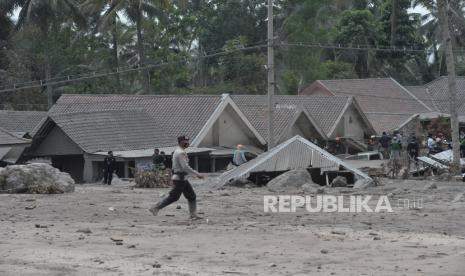 Sejumlah relawan gabungan melakukan evakuasi lanjutan korban erupsi Gunung Semeru di Kampung Renteng, Desa Sumberwuluh, Lumajang, Jawa Timur, Rabu (8/12). Data tim DVI Polri, korban erupsi Gunung Semeru yang ditemukan meninggal hingga Selasa (7/12) berjumlah 30 orang. Dari jumlah itu, 10 jenazah sudah berhasil diidentifikasi. Sementara 20 jenazah lainnya masih dalam proses identifikasi.