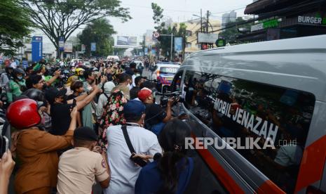 Jenazah putra sulung Gubernur Jawa Barat Ridwan Kamil, Emmeril Kahn Mumtadz atau Eril dibawa dari rumah dinas Gubernur Jawa Barat Gedung Pakuan, Kota Bandung, menuju ke pemakaman di Cimaung, Kabupaten Bandung, Senin (13/6). Pada prosesi keberangkatan jenazah Eril, ribuan warga memadati kawasan Gedung Pakuan dan sepanjang jalan yang dilalui iring-iringan rombongan pembawa jenazah.