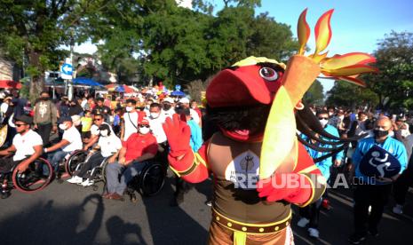 Peserta mengikuti kirab untuk mengenalkan maskot dan logo ASEAN Para Games XI 2022 saat peluncuran di Jalan Slamet Riyadi, Solo, Jawa Tengah, Ahad (3/7/2022). Indonesia menjadi tuan rumah ajang ASEAN Para Games XI 2022 yang akan diikuti 11 negara Asia Tenggara pada 30 Juli-6 Agustus 2022 di Solo, Jawa Tengah. 