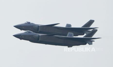  Sepasang jet tempur siluman J-20 Angkatan Udara Tentara Pembebasan Rakyat China (PLA). Amerika Serikat (AS) mengkritik keras aksi militer China di dekat Taiwan. Ilustrasi.