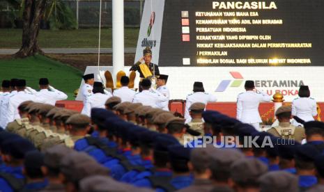 Presiden Joko Widodo memberikan penghormatan kepada bendera Merah Putih pada upacara memperingati Hari Lahir Pancasila di Lapangan Garuda Pertamina Hulu Rokan (PHR) Dumai, Riau, Sabtu (1/6/2024). Peringatan Hari Lahir Pancasila 1 Juni 2024 secara nasional digelar di PHR Dumai mengusung tema Pancasila Jiwa Pemersatu Bangsa Menuju Indonesia Emas 2045.