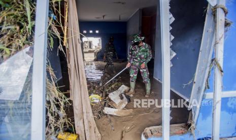  Tentara memeriksa kerusakan di lingkungan yang terkena banjir di Medan, Sumatera Utara,  Jumat (4/12/2020). Hujan deras di kota terbesar ketiga di negara itu membanjiri sungai dan membanjiri ribuan rumah yang menyebabkan sejumlah orang tewas dan hilang.