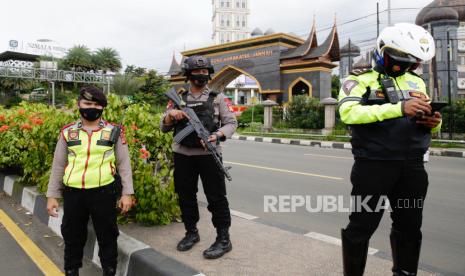 Satgas Penanganan Covid-19 Kabupaten Bogor, Jawa Barat, mencatat sebanyak 13 wisatawan di Kawasan Puncak, Cisarua, Bogor, positif Covid-19. Hal ini diketahui berdasarkan hasil tes cepat atau rapid test antigen secara massal.