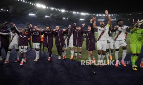 Bayer Leverkusen applaud fans as they celebrate at the end of the Europa League semifinal first leg soccer match between Roma and Bayer Leverkusen at Rome