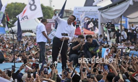 Indonesian presidential candidate Anies Baswedan takes a selfie with supporters during his campaign rally in Deli Serving, North Sumatra, Indonesia Thursday, Feb. 1, 2024. The world