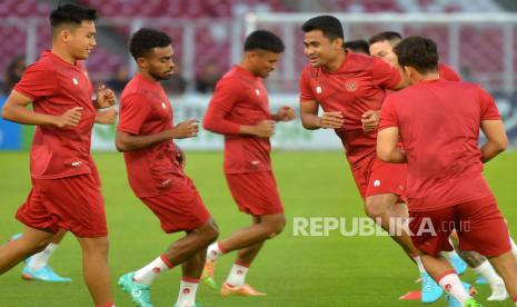 Pemain Timnas Indonesia melakukan sesi latihan di Stadion Utama Gelora Bung Karno, Senayan, Jakarta, Kamis (5/1/2023). Babak semifinal leg pertama piala AFF 2022 antara Indonesia melawan Vietnam akan berlangsung pada Jumat (6/1/2023). Pelatih Timnas Indonesia Shin Tae-yong menjanjikan permainan yang keren kepada para suporter saat skuad Garuda menghadapi Vietnam nanti. Republika/Prayogi