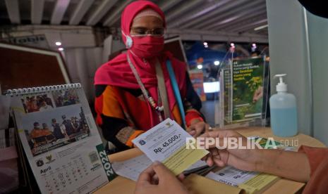 Petugas membantu warga dalam melakukan pembayaran zakat (Ilustrasi). Zakat merupakan salah satu instrumen dalam pemberdayaan ekonomi umat  