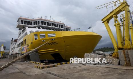 Kondisi jembatan bergerak usai ditabrak KMP Portlink III yang akan bersandar di Dermaga Eksekutif Pelabuhan Merak, Kota Cilegon, Banten, Senin (17/3/2025). Insiden itu mengakibatkan sejumlah bagian jembatan bergerak (moveable bridge) di dermaga tersebut mengalami kerusakan sehingga layanan kapal feri ekspres ditutup sementara. 