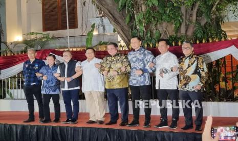 Ketua Umum Partai Gerindra, Prabowo Subianto mengungkapkan petunjuk empat kandidat bakal cawapresnya, di depan kediamannya, Jakarta, Jumat (13/10/2023) malam. 