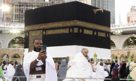  Seorang jamaah haji Bangladesh berpose untuk selfie di depan Kabah di Masjidil Haram, di kota suci Makkah, Arab Saudi, Selasa, 5 Juli 2022. Arab Saudi diperkirakan akan menerima satu juta Muslim untuk menghadiri ibadah haji , yang akan dimulai pada 7 Juli, setelah dua tahun membatasi jumlahnya karena pandemi virus corona.