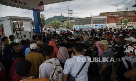 Warga antre untuk mengisi Bahan Bakar Minyak (BBM) di SPBU Batang Kapas pasca banjir bandang di Kecamatan Koto Sebelas Tarusan, Pesisir Selatan, Sumatera Barat, Senin (11/3/2024). Pertamina Patra Niaga Regional Sumatera Bagian Utara (Sumbagut) menerapkan skema distribusi Reguler, Alternatif dan Emergency (RAE) untuk memenuhi kebutuhan masyarakat pascabanjir yang melanda Kabupaten Pesisir Selatan.  