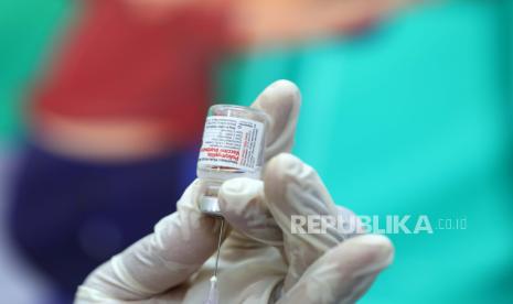  Staf Puskesmas menyiapkan vaksin polio inaktif (IPV) untuk disuntikkan di Puskesmas Banda Aceh, Senin, 21 November 2022. Kementerian Kesehatan RI menyatakan bahwa Indonesia berisiko tinggi penyebaran virus polio karena rendahnya vaksinasi polio cakupan, setelah kasus poliomielitis terdeteksi untuk pertama kalinya dalam delapan tahun.