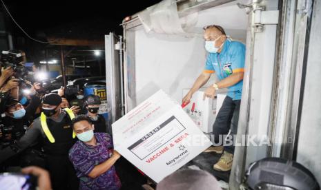  Pekerja menurunkan boks dengan vaksin COVID-19 dari truk ke gedung penyimpanan pada saat kedatangan vaksin Covid-19 SinoVac.