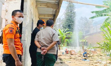 Kondisi semburan air bercampur gas di tengah permukiman warga di Kampung Leuwi Kotok, Desa Pasirlaja, Kecamatan Sukaraja, Kabupaten Bogor, Kamis (12/10/2023).