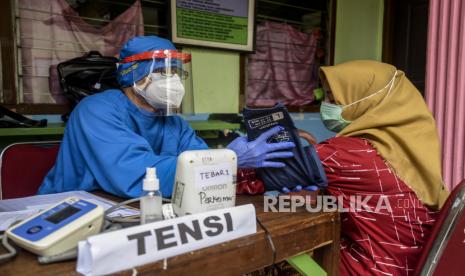 Tenaga kesehatan mengukur tensi warga yang akan disuntik vaksin Covid-19. Diagnosis hipertensi tidak bisa ditegakkan hanya dengan satu kali pengukuran di klinik atau rumah sakit.