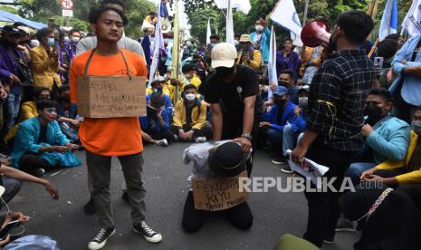 Mahasiswa yang tergabung dalam Aliansi BEM Seluruh Indonesia (BEM SI) dan Gerakan Selamatkan KPK menggelar aksi teatrikal saat berunjuk rasa di sekitar Gedung Merah Putih KPK di Jakarta, Senin (27/9/2021). Aksi demonstrasi itu menuntut pembatalan pemecatan 56 pegawai KPK yang gagal Tes Wawasan Kebangsaan (TWK) pada 30 September mendatang. 