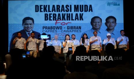 Pengurus Relawan Muda Berakhlak membacakan isi deklarasi dukungan kepada capres cawapres nomor urut 2 dalam acara Deklarasi Muda Berakhlak di Jakarta, Selasa (19/12/2023). Generasi Muda Berakhlak mendeklrasikan dukungannya kepada Capres dan Cawapres Prabowo Subianto dan Gibran Rakabuming Raka sebagai Presiden pada Pilpres 2024.