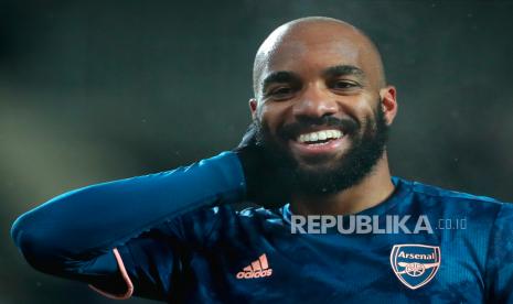 Kapten Arsenal Alexandre Lacazette merayakan kemenangannya setelah memimpin 4-0 selama perempat final Liga Europa UEFA, pertandingan sepak bola leg kedua antara Slavia Praha dan Arsenal FC di Praha, Republik Ceko, 15 April 2021.