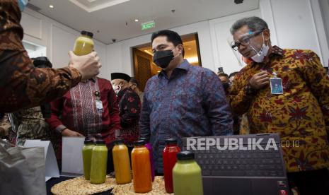 Menteri Badan Usaha Milik Negara (BUMN) Erick Thohir (tengah) mengamati salah satu produk yang dipamerkan dalam peluncuran program PaDi UMKM, Bela Pengadaan dan Laman UKM di Plaza Mandiri, Jakarta, Senin (17/8). Nilai transaksi belanja Badan Usaha Milik Negara (BUMN) terhadap produk UMKM tembus hingga Rp 13,8 triliun. 