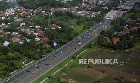 Foto udara sejumlah kendaraan melintas di ruas Tol Tangerang - Merak di Kabupaten Tangerang, Banten. Selama arus mudik, Polres Tangsel meningkatkan patroli hingga Polisi RW.